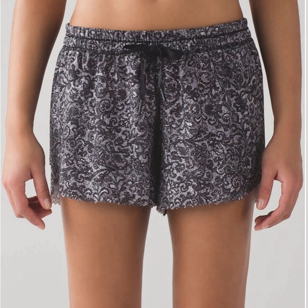 Lululemon Hit It Short (3 1/2") Mini Cinder Lace W7AD3S White Black / Black 4